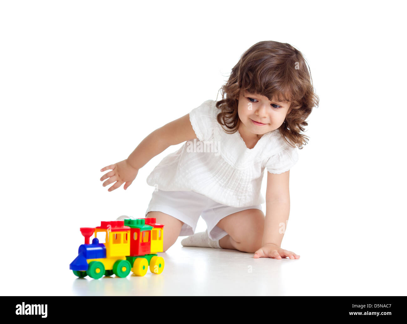 Kind spielt mit bunten Spielzeug. Isoliert auf weißem Hintergrund Stockfoto