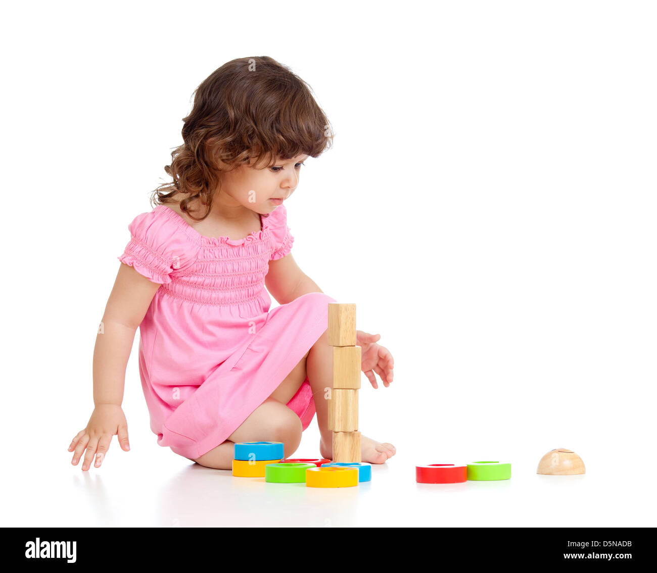 Lustige kleine Mädchen spielen mit Cup-Spielzeug, isoliert auf weiß Stockfoto