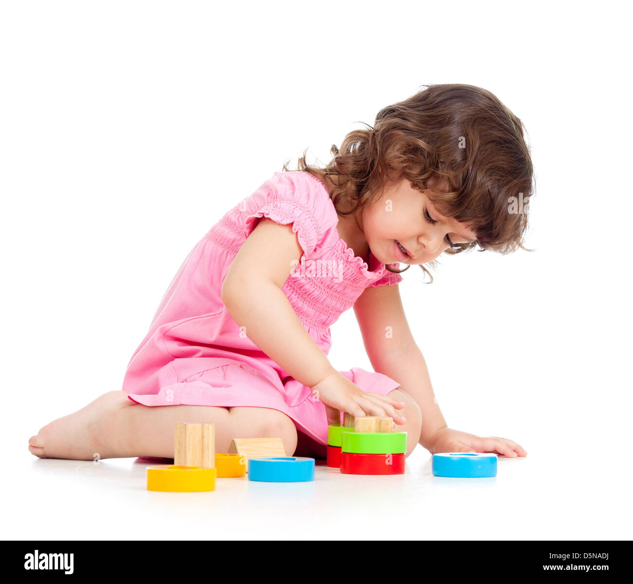 kleines Kind mit bunten Spielzeug, isoliert auf weiß Stockfoto