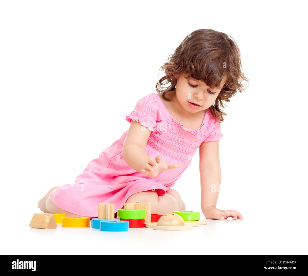 süßes Kind spielen mit bunten Spielzeug, isoliert auf weiß Stockfoto