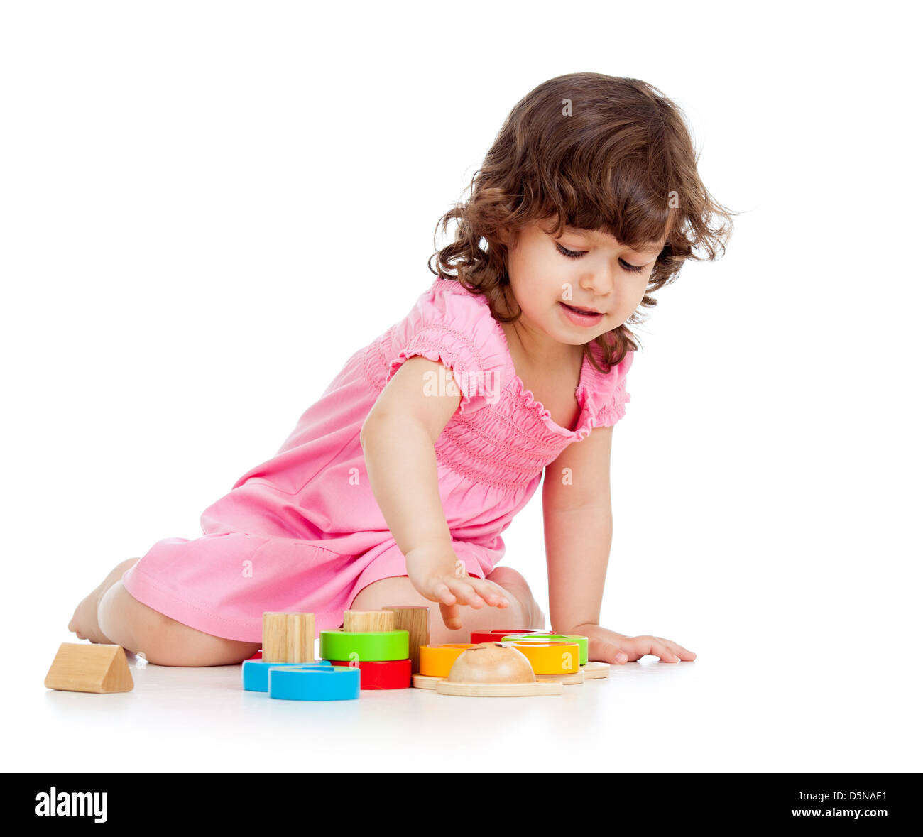 süßes Kind Mädchen spielen mit bunten Spielzeug, isoliert auf weißem Hintergrund Stockfoto