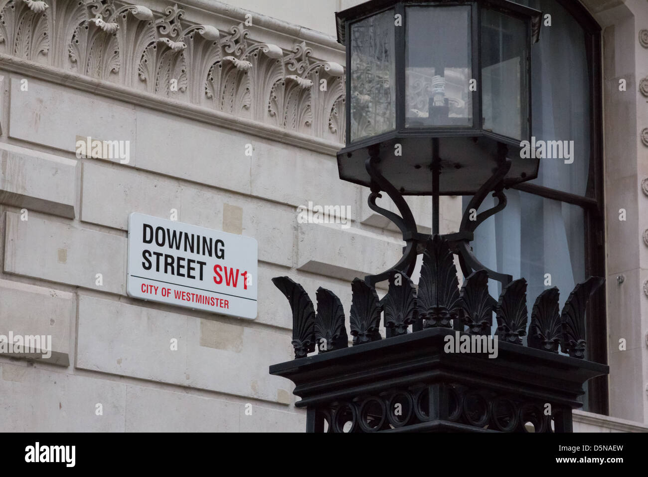 Das Straßenschild der Downing Street in central London, wo das Büro des Premierministers des Vereinigten Königreichs untergebracht ist. Stockfoto