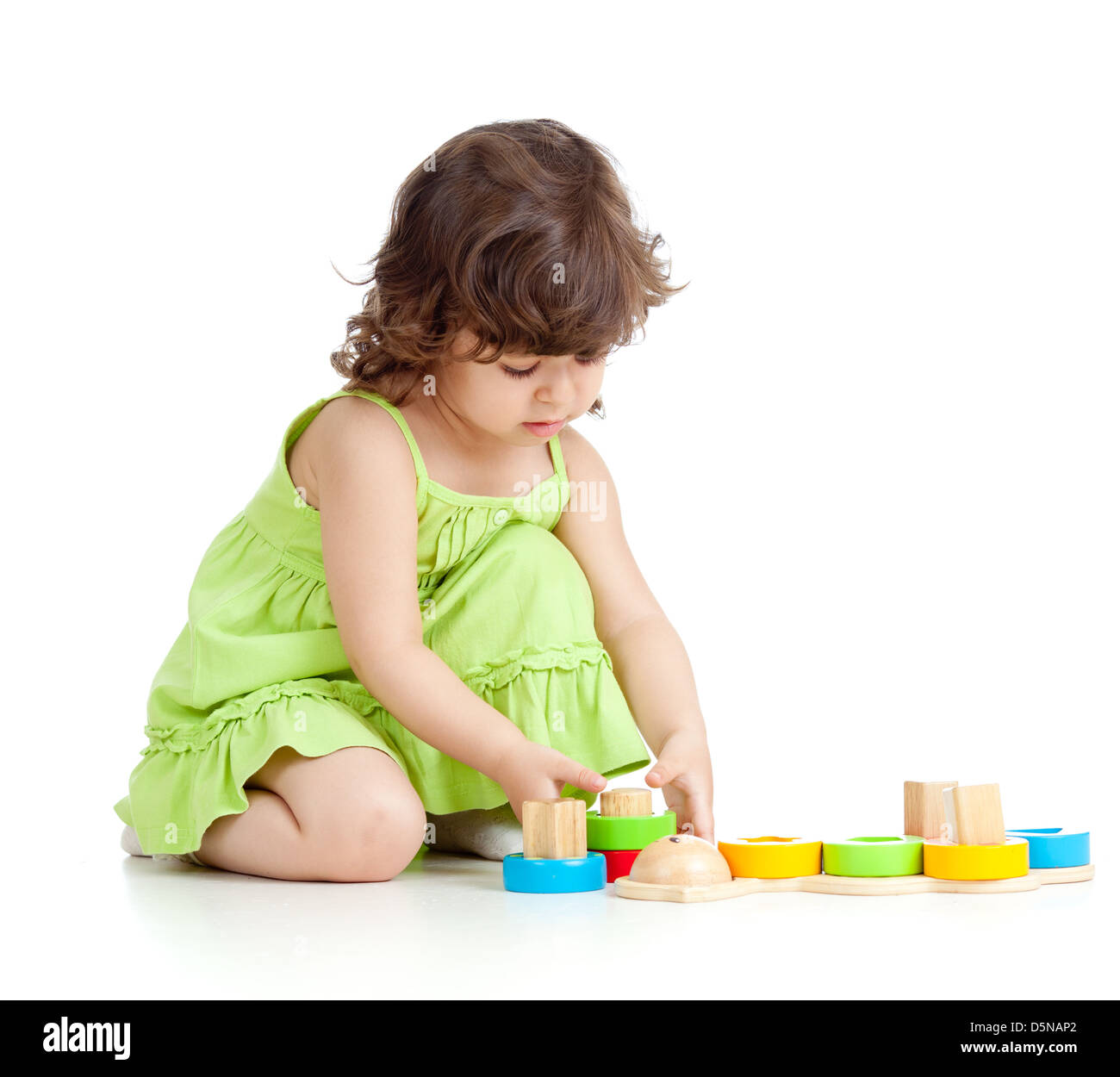 kleines Kind Mädchen spielen mit bunten Spielzeug, isoliert auf weiß Stockfoto