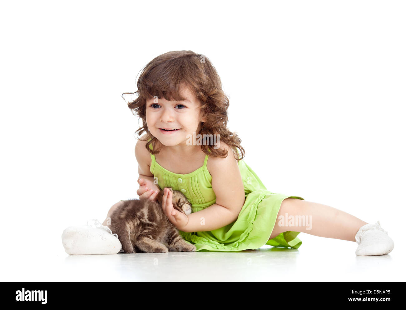 lustige glückliches Kind spielt mit Katze Kätzchen Stockfoto