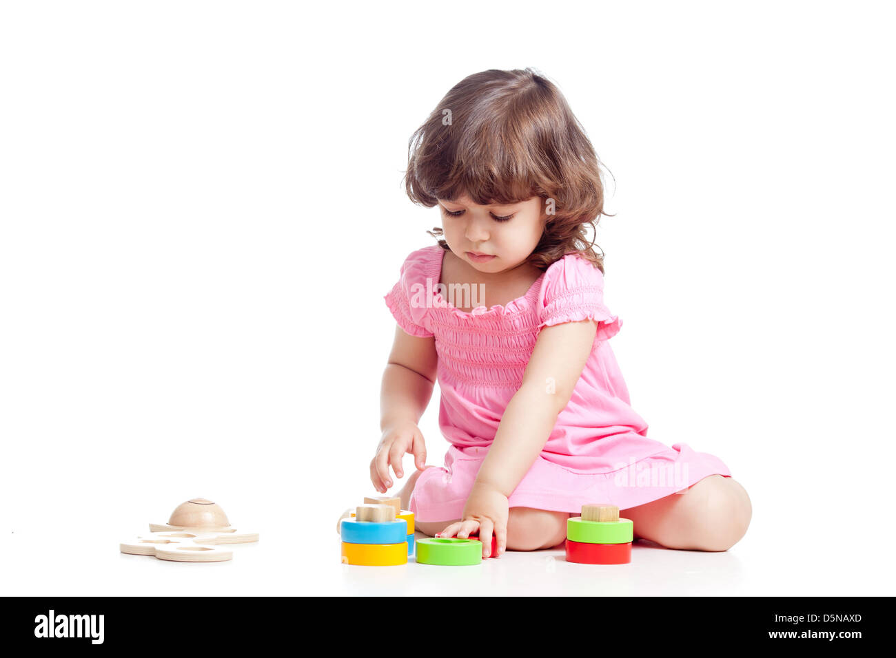 Kind spielt mit farbenfrohen Holzspielzeug, isoliert auf weiß Stockfoto