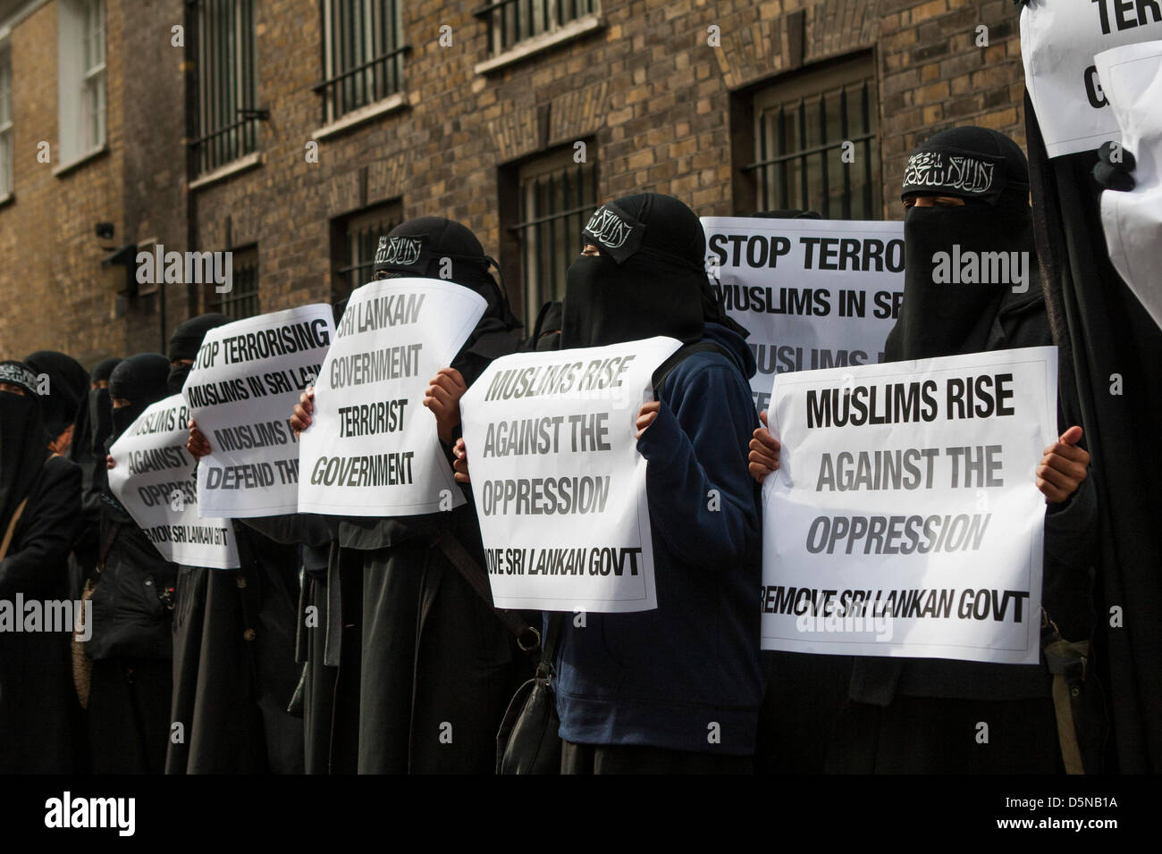 London, UK, 5. April 2013 Anjem Choudary moslemische Gruppe halten Plakate bei Demonstration außerhalb des Hochkommissariats Sri Lanken über angebliche Gräueltaten Buddhisten gegen Muslime in diesem Land. Stockfoto