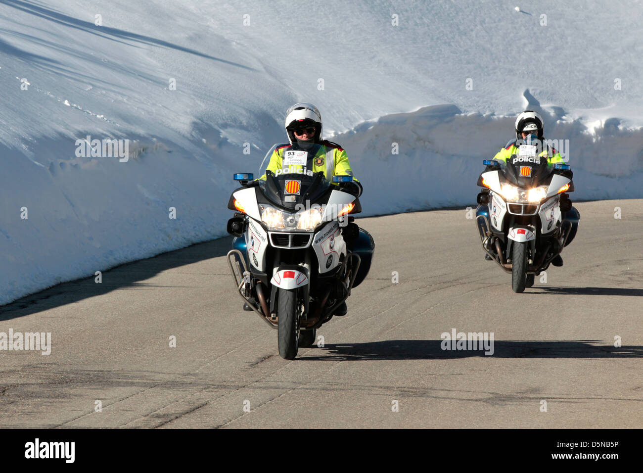 Spanische Motorrad-Polizei patrouillieren die Straße in den spanischen Pyrenäen vor der Tour von Katalonien-Bike-Rennen in Vallter 2000 Stockfoto