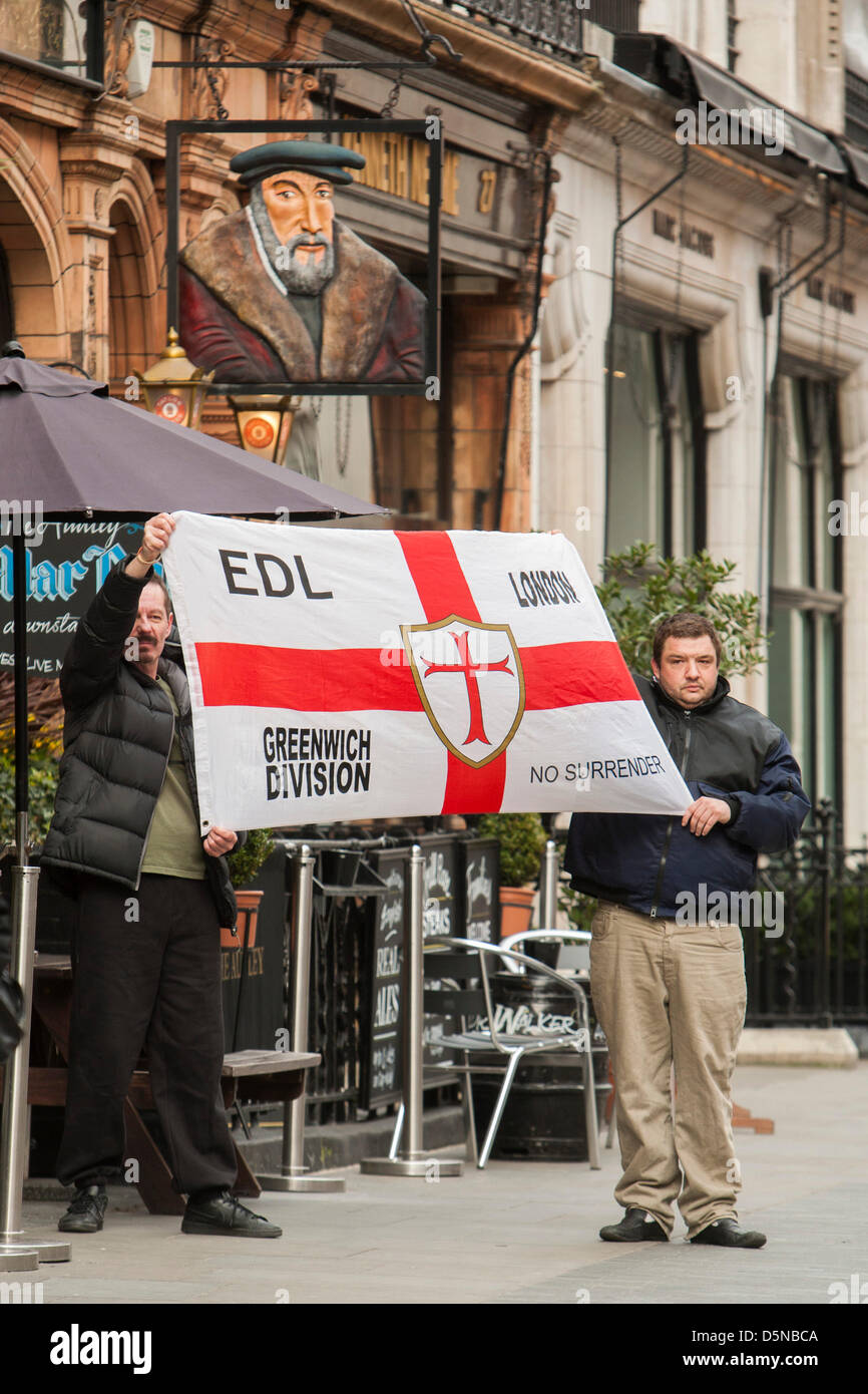 London, UK, 5. April 2013 eine EDL-Flagge vor einem Pub als Anjem Choudarys muslimischen Gruppe empor gehalten wird Fuß vorbei zu einer Demonstration vor der Botschaft von Myanmar über angebliche Gräueltaten Buddhisten gegen Muslime in diesem Land. Bildnachweis: Martyn Wheatley / Alamy Live News Stockfoto