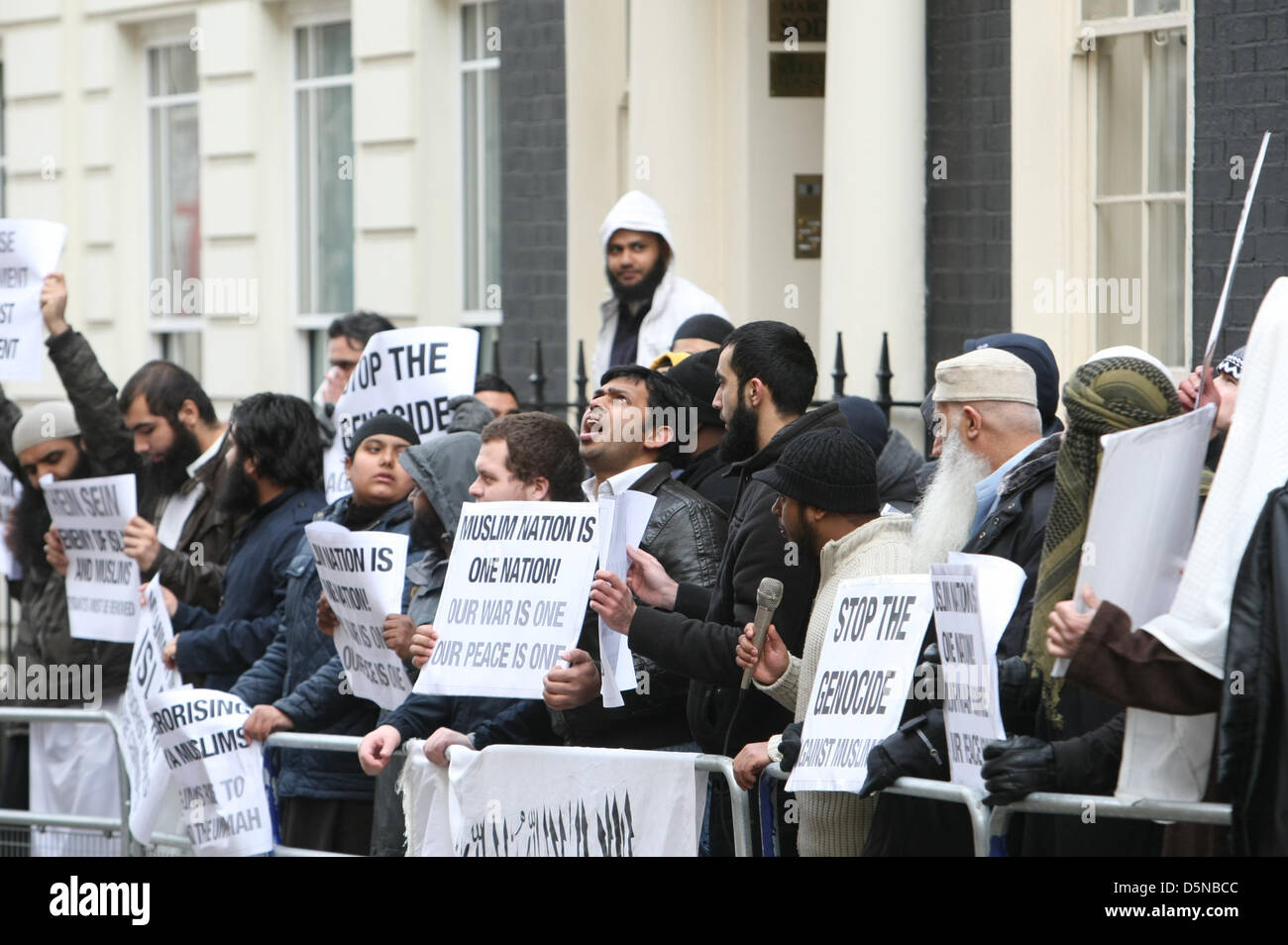 London, UK, 5. April 2013 Anjem Choudary moslemische Gruppe halten Demonstration vor der Botschaft von Myanmar über angebliche Gräueltaten Buddhisten gegen Muslime in diesem Land. Bildnachweis: Martyn Wheatley / Alamy Live News Stockfoto