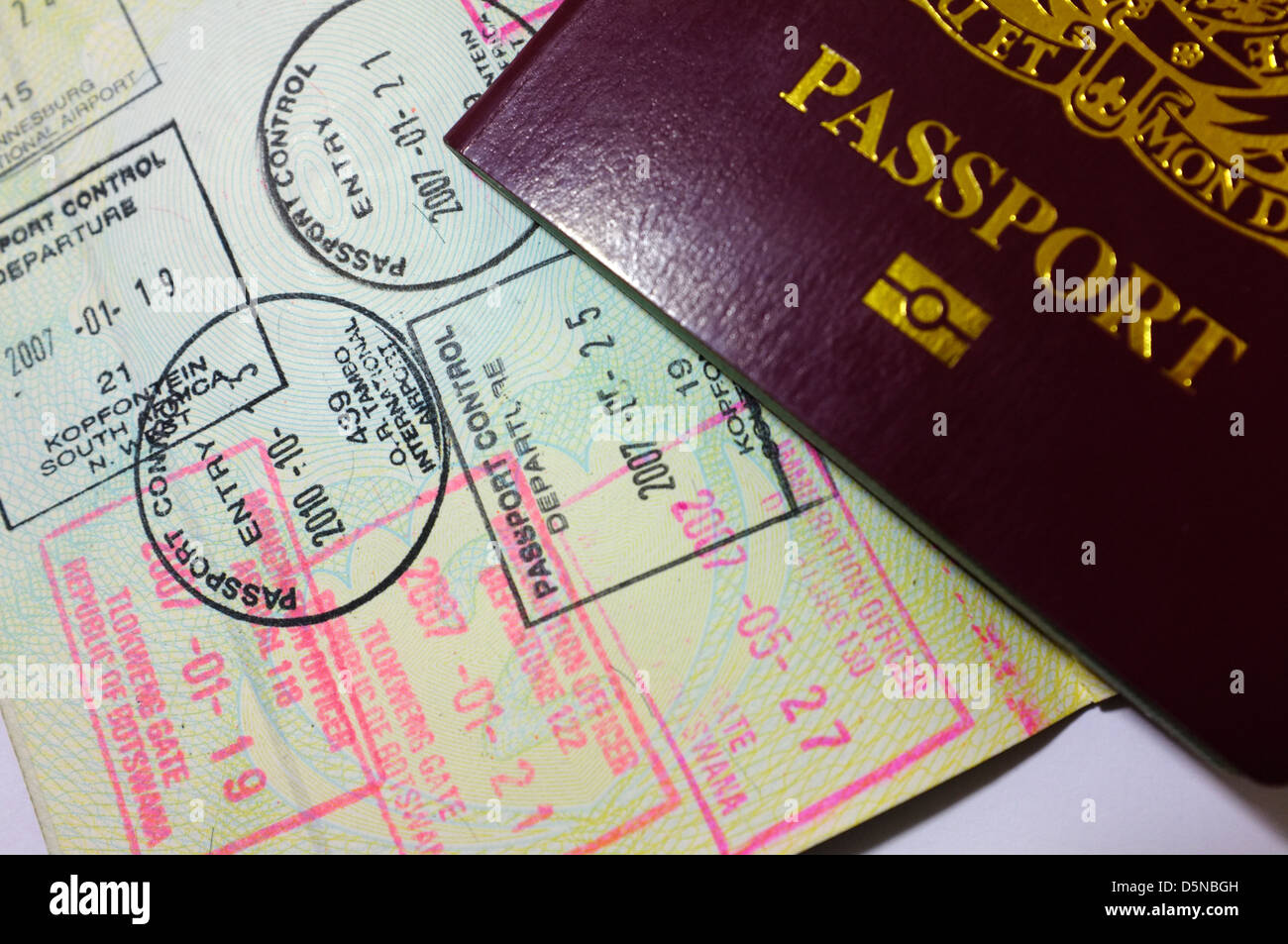 Einen britischen Pass auf eine stark geprägte Visaseite. Stockfoto