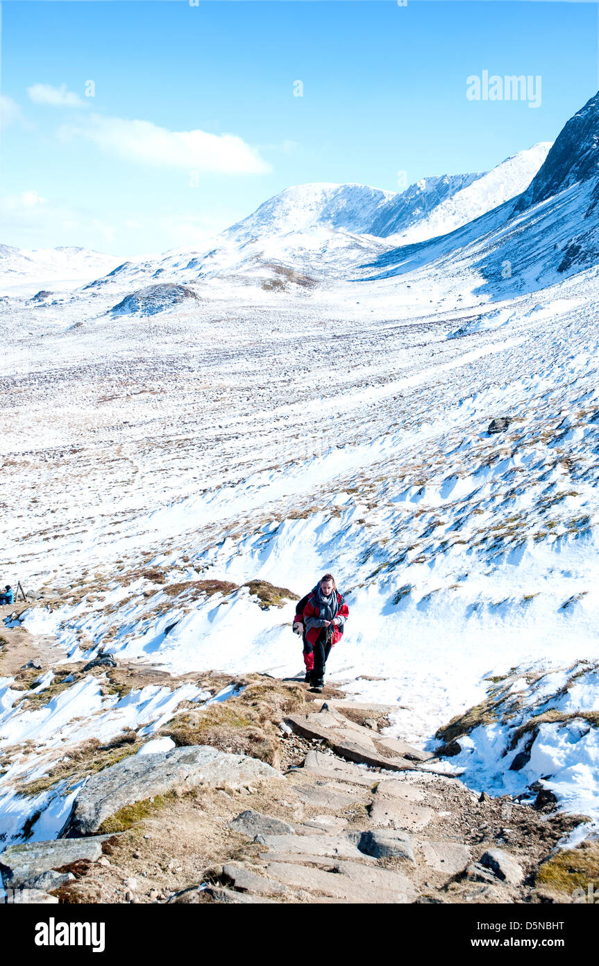 Verschneiten Pfad bis Cader Idris.  In der oberen rechten Hintergrund des Fuchses Weg ist läuft man mehr interessant und herausfordernd. Stockfoto