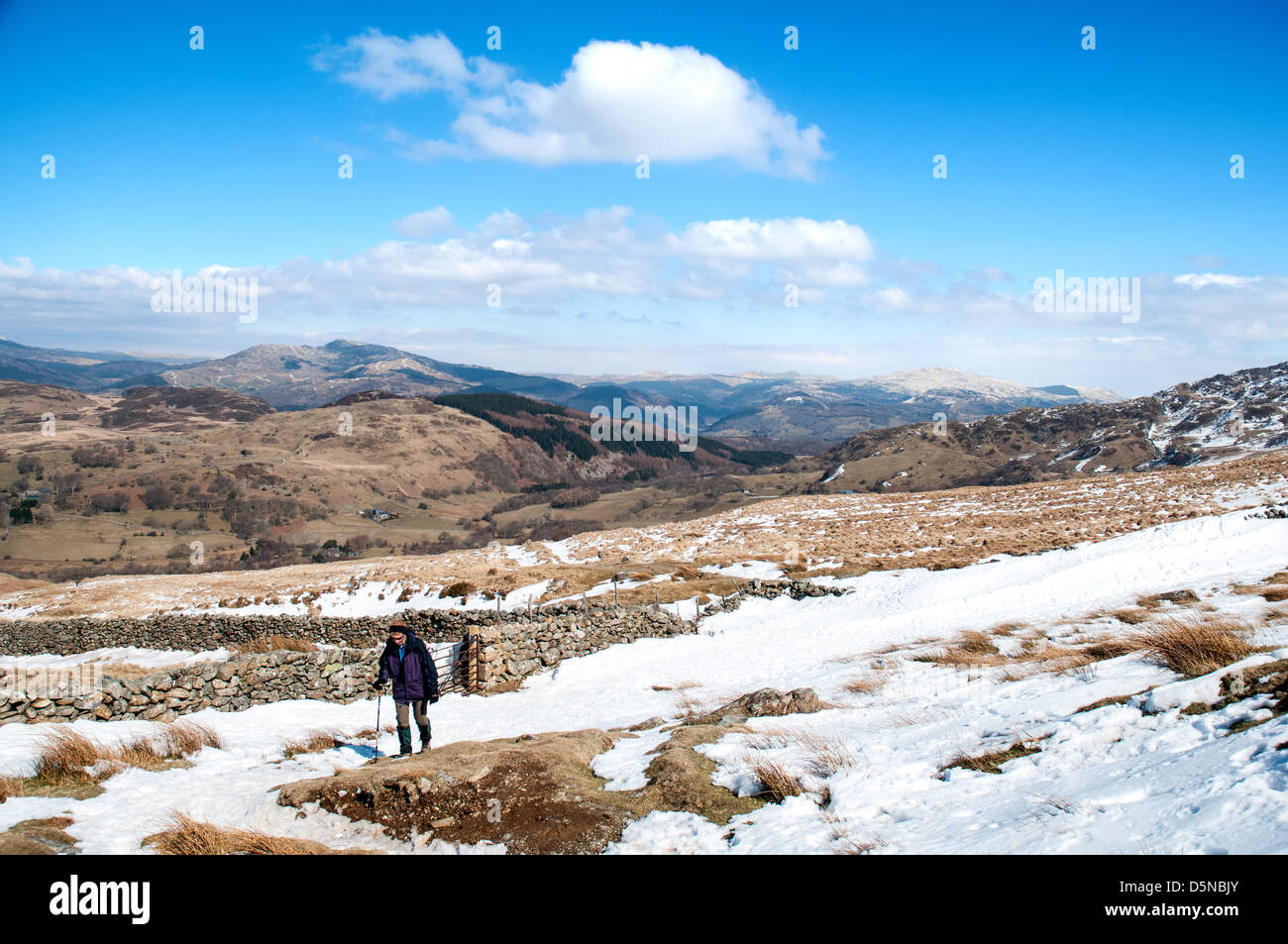 Verschneiten Pfad bis Cader Idris.  Snowdonia im Hintergrund. Stockfoto