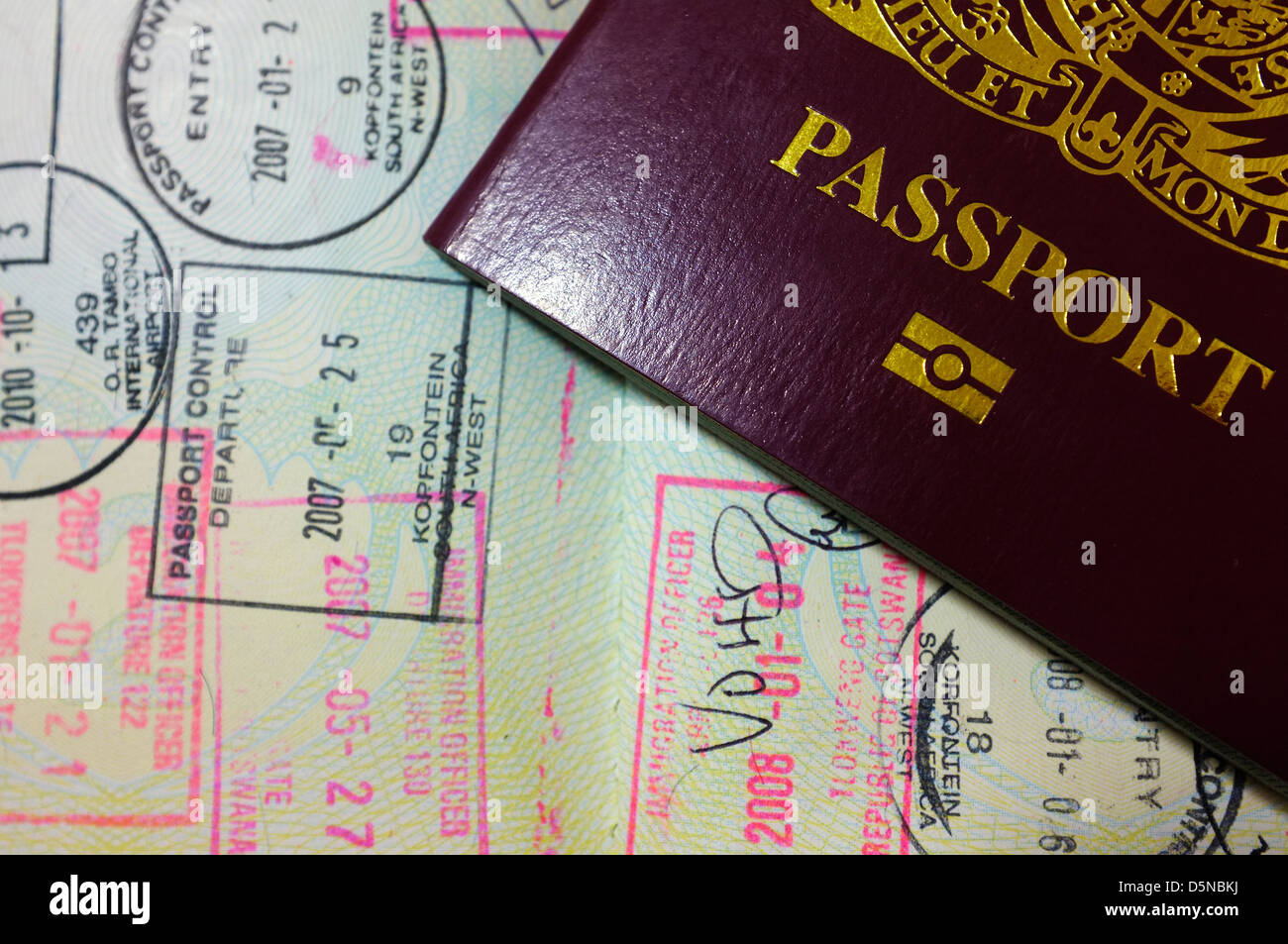 Einen britischen Pass auf eine stark geprägte Visaseite. Stockfoto