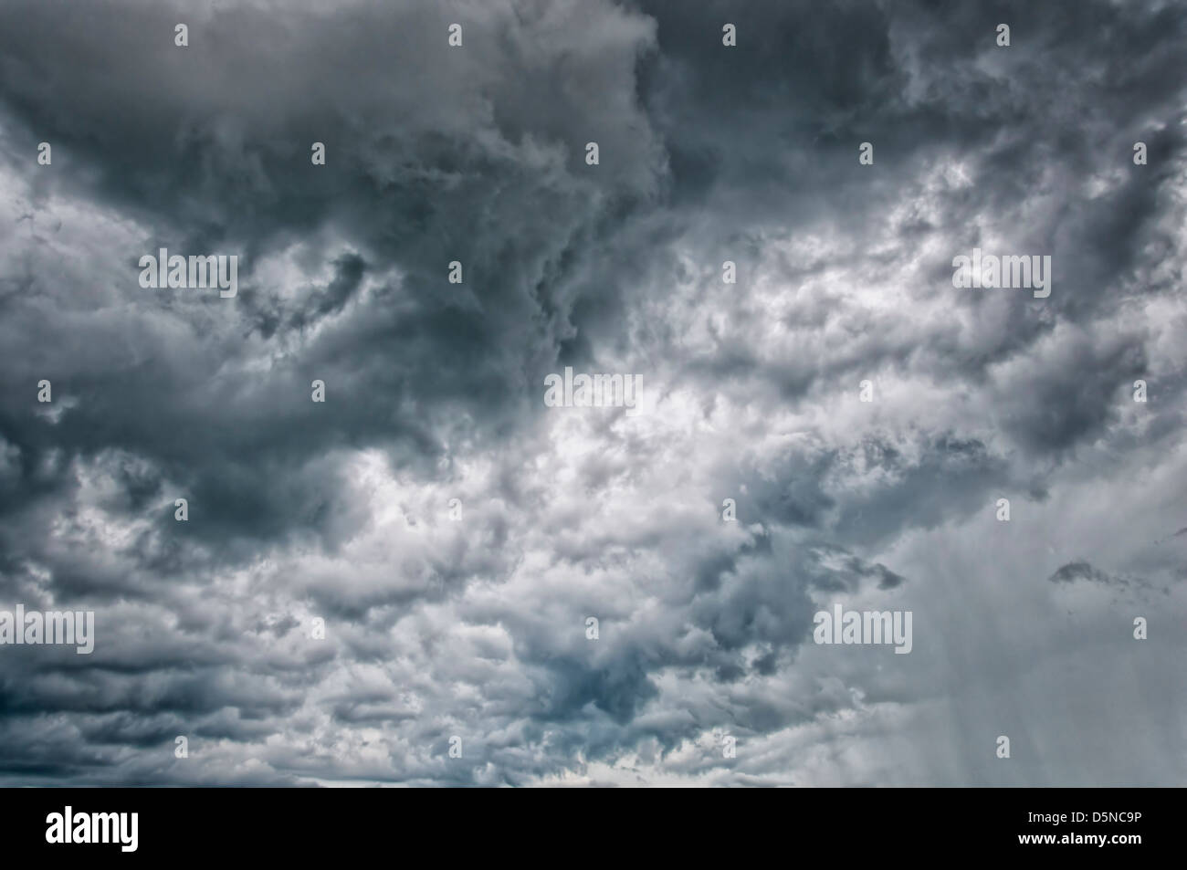 Eine dramatische stürmischen Wolkengebilde Hintergrundtextur Darstellung nähert sich schlechtes Wetter. Stockfoto