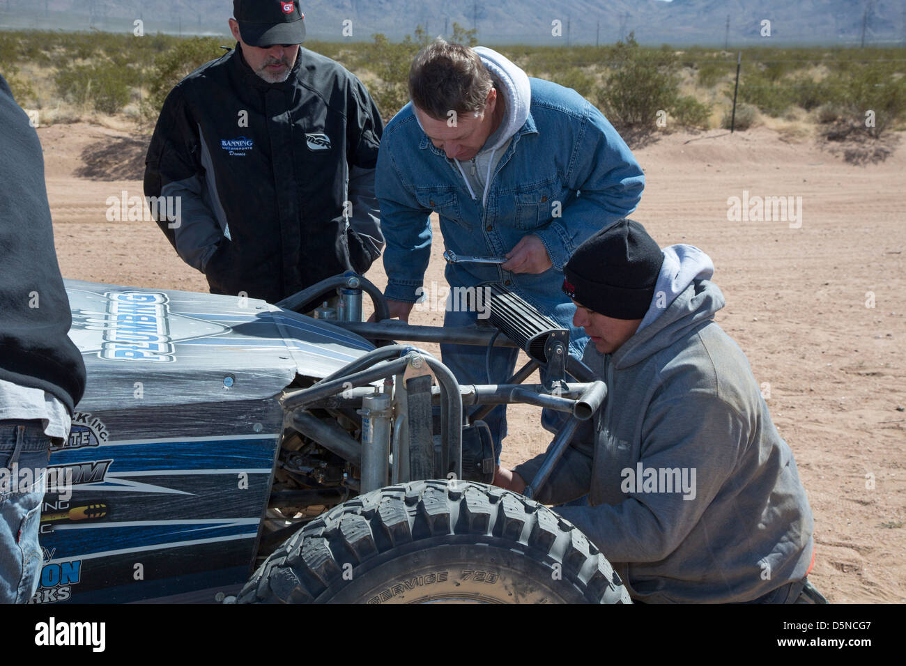 Crew-Mitglieder arbeiten an einem Auto in der Box während der Mint 400-Offroad-Auto-Rennen durch die Mojave-Wüste Stockfoto