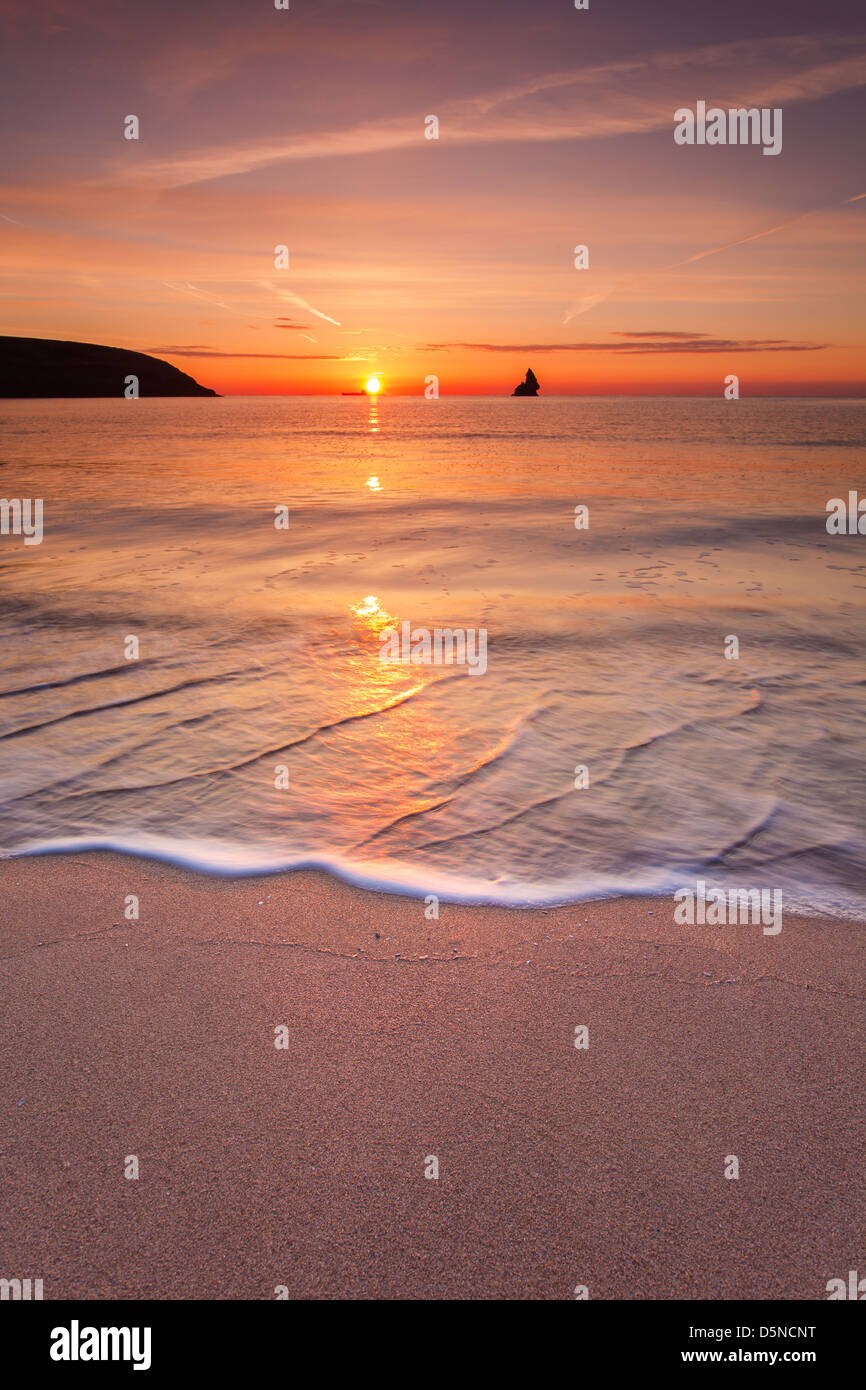 Sonnenaufgang am Broadhaven Beach in Pembrokeshire, South Wales zeigt Kirche Rock in der Ferne. Stockfoto