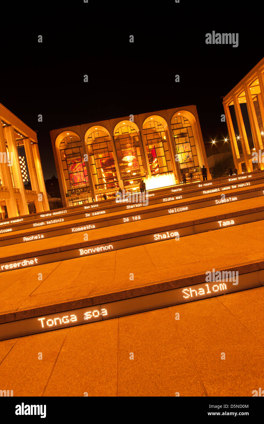 BELEUCHTETE EINGANGSTREPPE METROPOLITAN OPERA HOUSE (©WALLACE HARRISON 1966) MAIN PLAZA LINCOLN CENTER MANHATTAN NEW YORK CITY USA Stockfoto