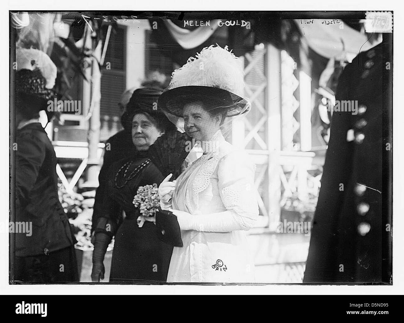 Dieses Porträt zeigt Helen Miller Gould, eine amerikanische Philanthropin und Sozialistin, die für ihre Ehe mit Jay Gould bekannt ist. Das Bild stammt von ihrer Hochzeit am 22. Januar 1913 und zeigt sie mit einem großen Hut mit Federn. Stockfoto