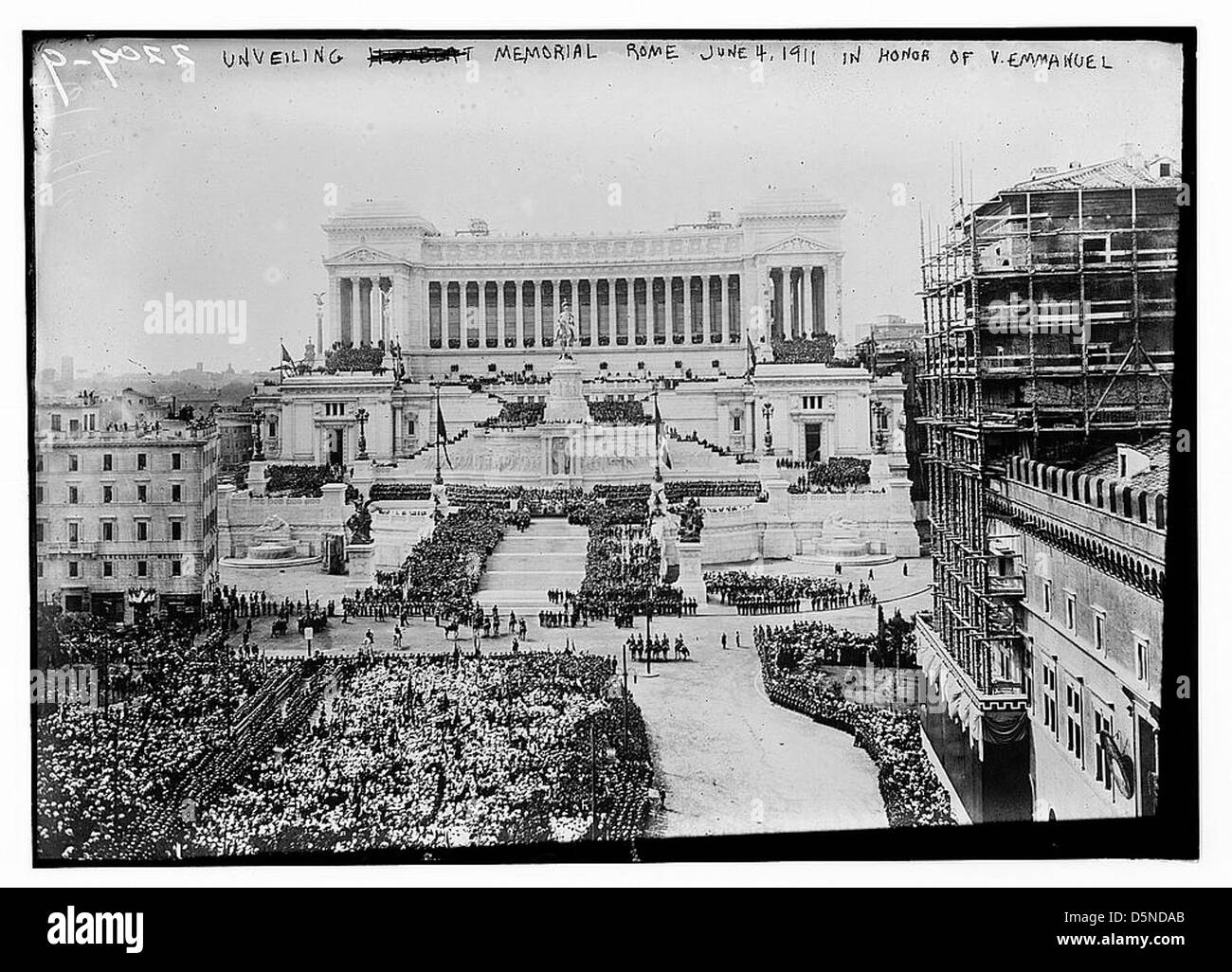 Am 4. Juni 1911 wurde in Rom eine Gedenkstätte für König Viktor Emanuel II. Enthüllt. Der von Giuseppe Sacconi entworfene Altare della Patria war Schauplatz dieses wichtigen Ereignisses. Stockfoto