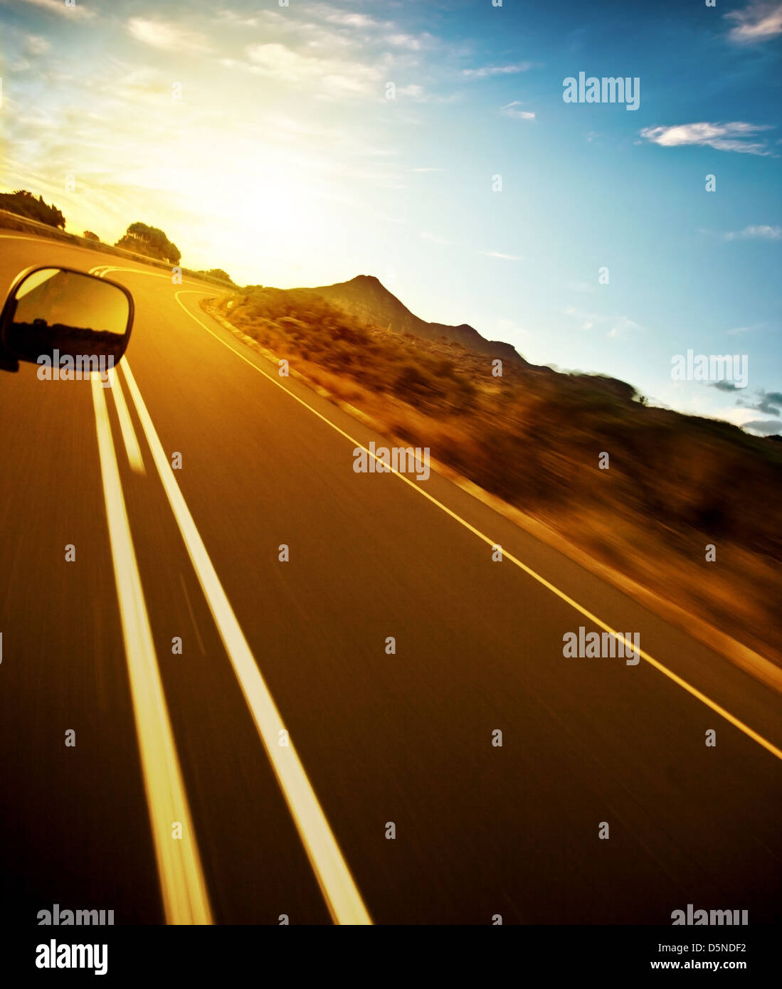 Road-Trip, Auto auf der Autobahn, Geschwindigkeit, Reise in den sonnigen Tag, Reise und Freiheit Konzept, Reisen und Urlaub Stockfoto