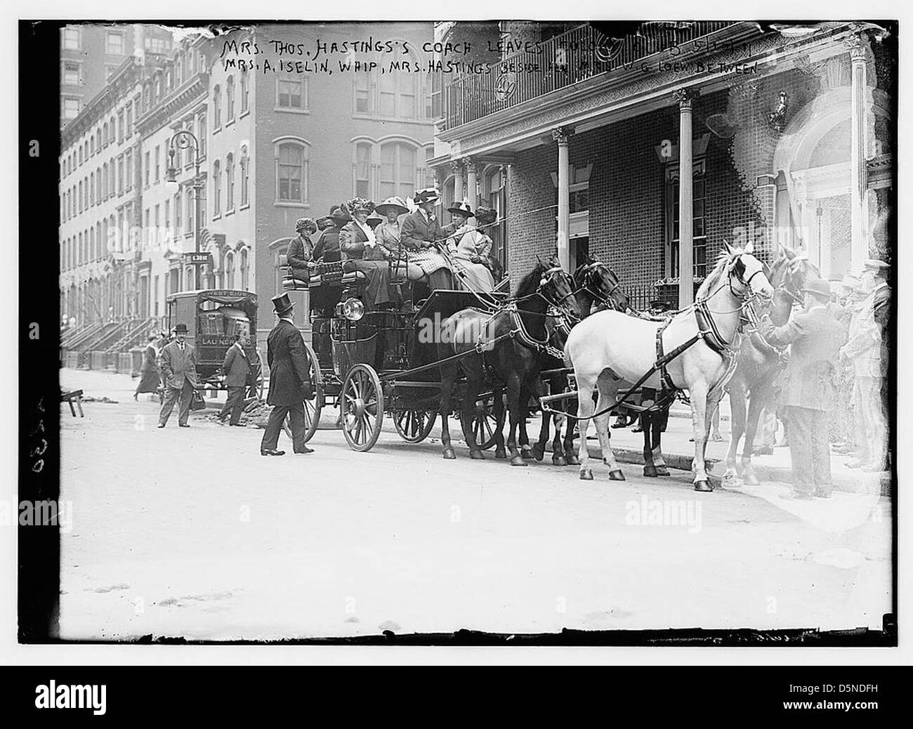 Dieses Foto zeigt Mrs. Thomas Hastings Coach, der den Colony Club in New York City verlässt. Es zeigt prominente Frauen aus den frühen 1900er Jahren, die sich im Ladies' Four-in-Hand Driving Club engagieren, einer sozialen und sportlichen Gruppe für Frauen. Stockfoto