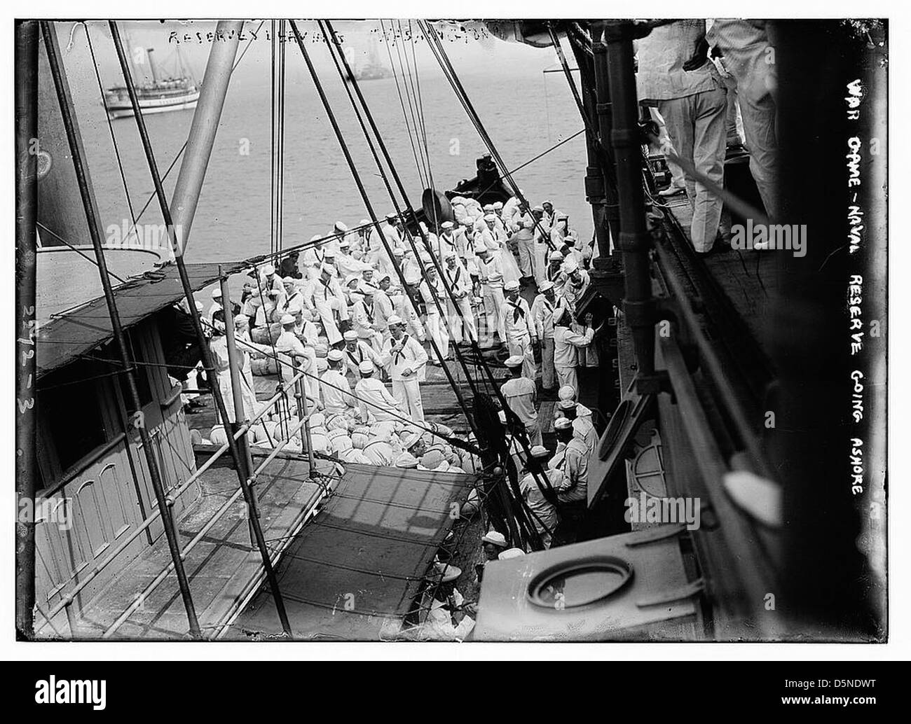 Dieses Foto aus den 1910er Jahren zeigt das Personal der Marineserve, das während eines Marinetrainings in den Vereinigten Staaten von Panzerkreuzern, einschließlich der USS Seattle, an Land geht. Stockfoto