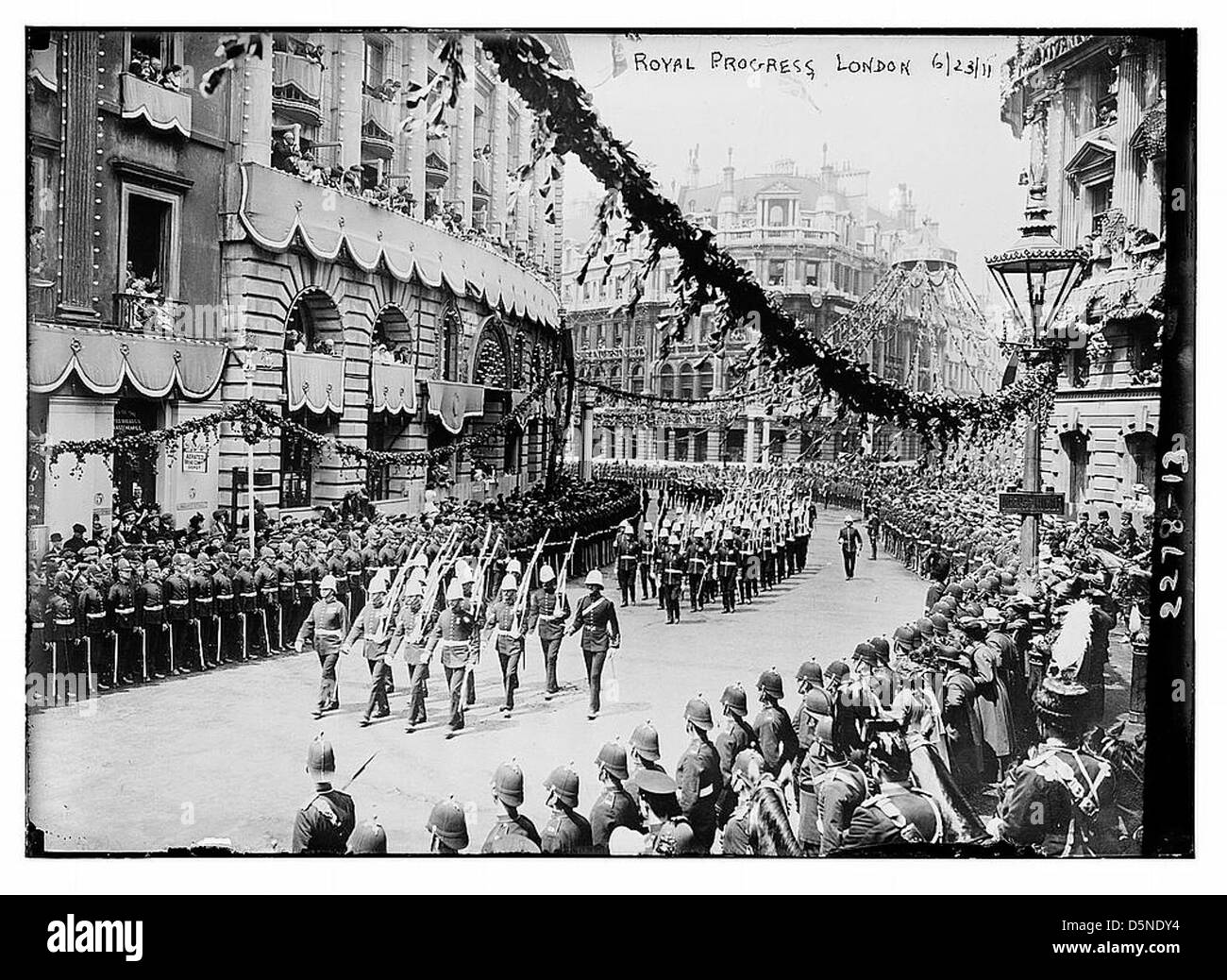 Eine königliche Prozession in London im Jahr 1911 mit marschierenden Soldaten, Militärparaden und Dekorationen entlang der Lombard Street. Die Veranstaltung war ein wichtiger Moment in der britischen Geschichte und königlichen Traditionen. Stockfoto