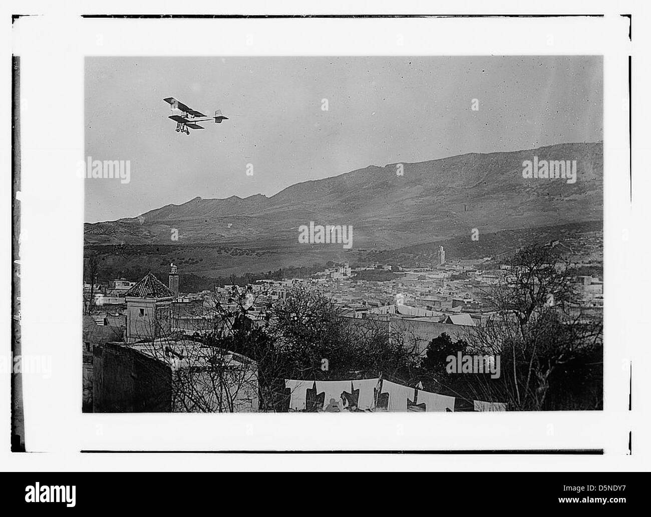 [Doppeldecker Breguet, Typ 1910, über eine Stadt, möglicherweise in Marokko fliegen] (LOC) Stockfoto