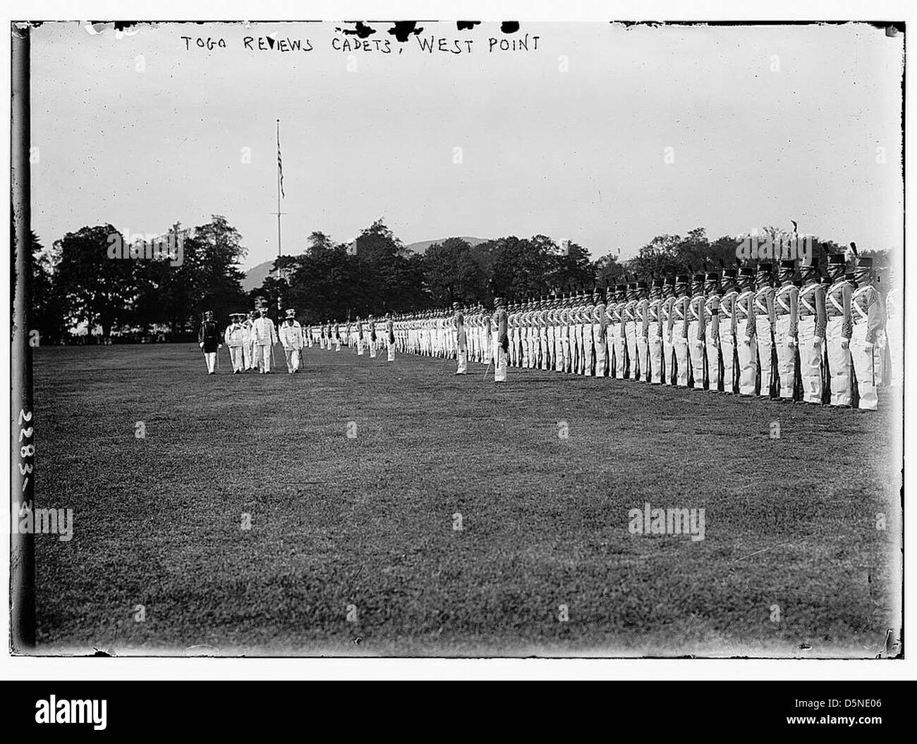 Admiral Heihachiro Togo berichtet am 12. August 1911 an der United States Military Academy (USMA) in West Point über Kadetten. Togo, ein bekannter Marineheld aus Japan, nahm an der Rezension während seines Besuchs in den Vereinigten Staaten Teil. Stockfoto