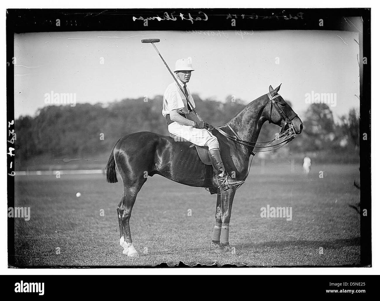 Dieses Foto zeigt Captain Thomas, einen Polospieler aus den frühen 1910er Jahren, der am Polosport teilnahm. Das Bild zeigt, wie er auf einem Pferd mit einem Hammer reitet und sein Können in diesem Reitsport unter Beweis stellt. Stockfoto