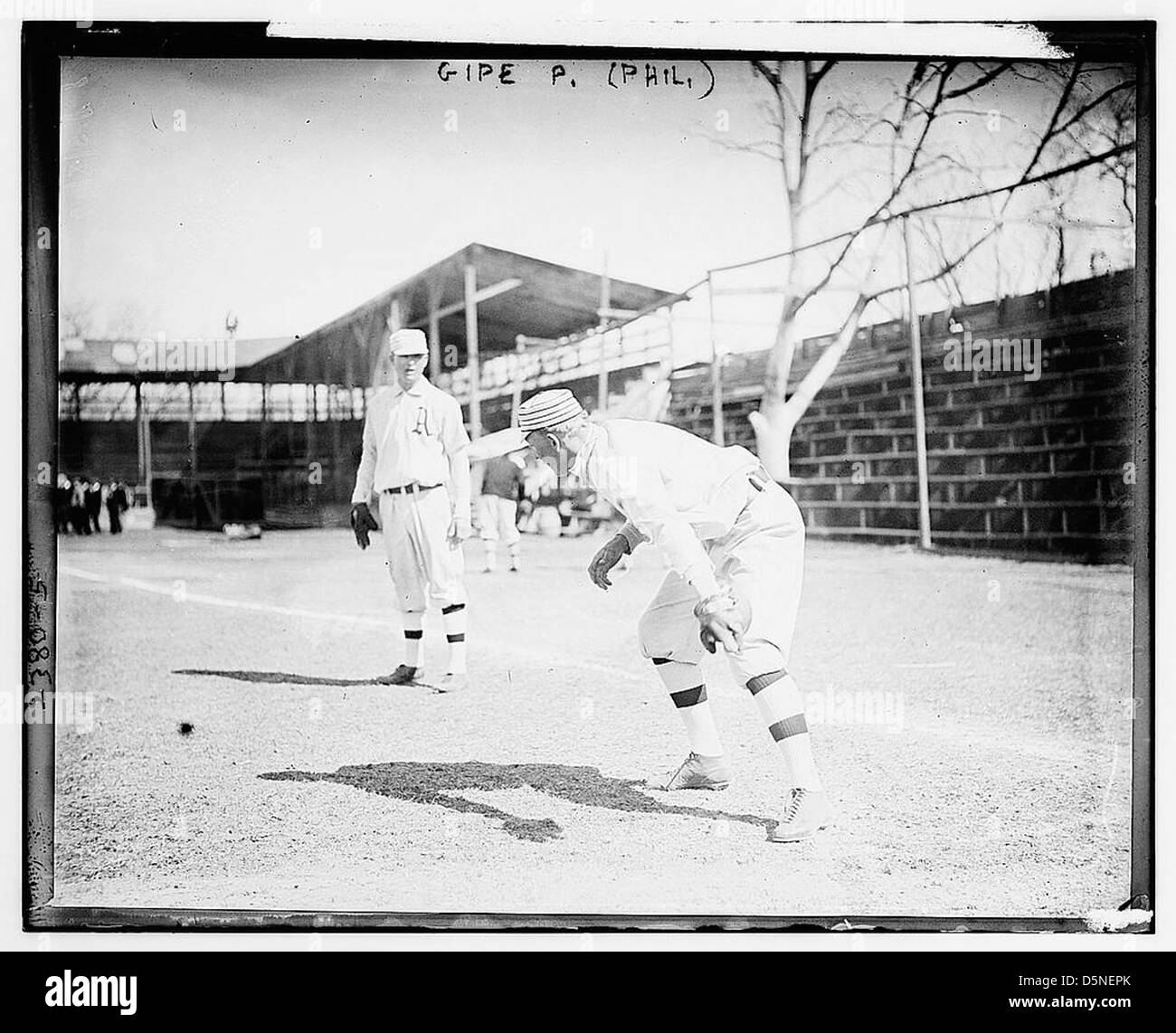 Ein Foto von Alvin Gipe und Topsy Hartsel, Baseballspieler der Philadelphia Athletics of the American League 1911, aufgenommen während eines Spiels. Das Bild ist Teil der Library of Congress Sammlung. Stockfoto