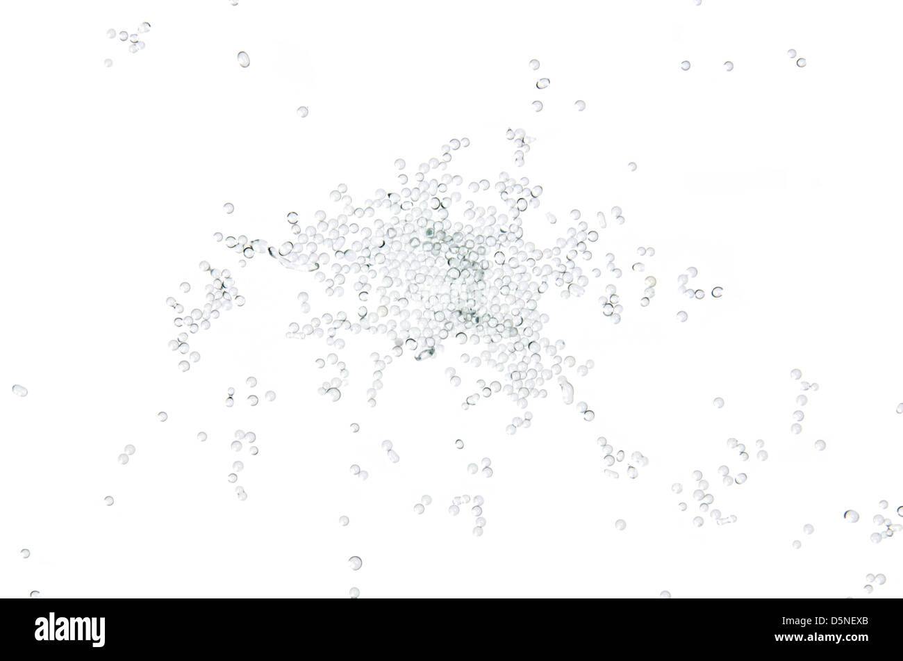 Winzige Klarglas Perlen auf einem Leuchttisch (weißer Hintergrund) Stockfoto