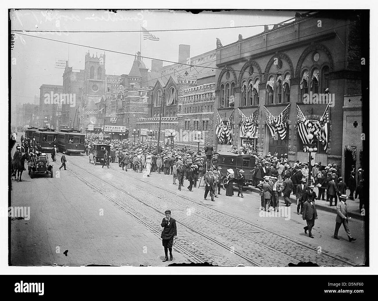 Ein Foto vom Republican National Convention 1912 in Chicago, das eine Menschenmenge zeigt, die sich vor dem kolosseum versammelte. Das Bild zeigt das politische Ereignis und die Beteiligung der Öffentlichkeit an der nationalen Kundgebung. Stockfoto