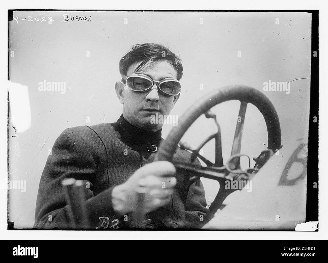 Dieses Foto aus dem frühen 20. Jahrhundert zeigt Bob Burman, einen Rennwagenfahrer, mit seinem Blitzen Benz, was seine Pionierrolle im Automobilsport unterstreicht. Stockfoto