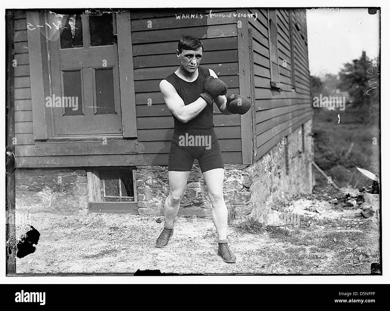 Ein Foto des britischen Mittelgewichtsboxers Rube Warnes aus den 1910er Jahren, aufgenommen in seiner Boxkleidung während eines Amateurboxspiels. Stockfoto