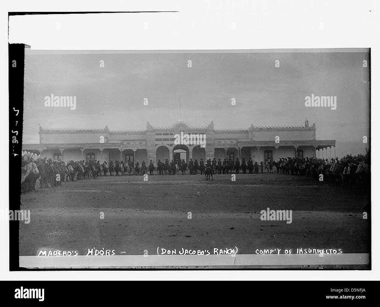 Dieses Foto zeigt Francisco I. Madero in seinem Hauptquartier, Don Jacobo's Ranch, während der mexikanischen Revolution. Das Bild fängt Madero und seine Soldaten auf dem Feld ein. Stockfoto