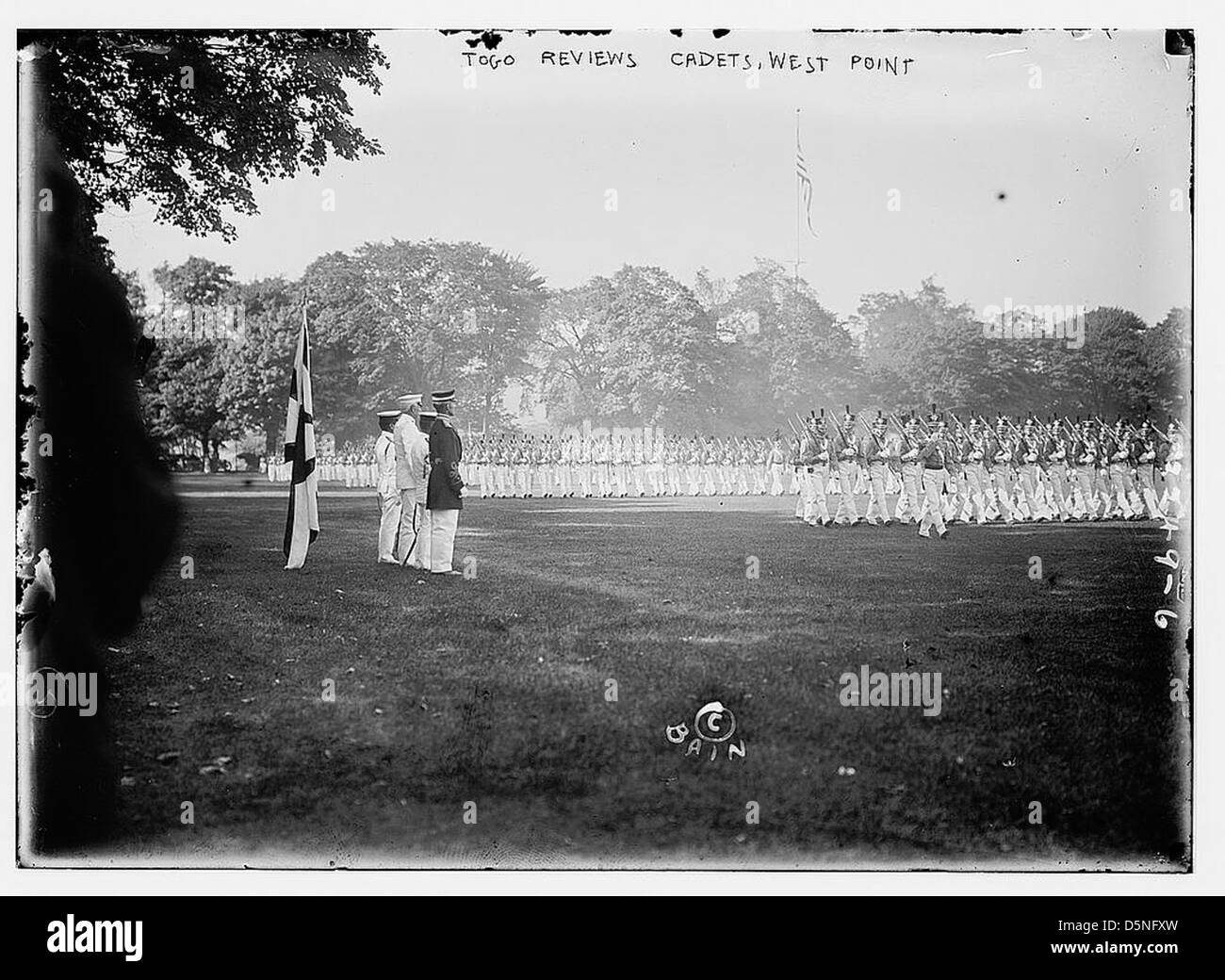 Admiral Heihachiro Togo, ein japanischer Marineheld, wird 1911 in West Point bei der Rezension von Kadetten an der United States Military Academy gezeigt. Das Bild zeigt Togos Besuch und den Austausch zwischen Japan und den Vereinigten Staaten. Stockfoto