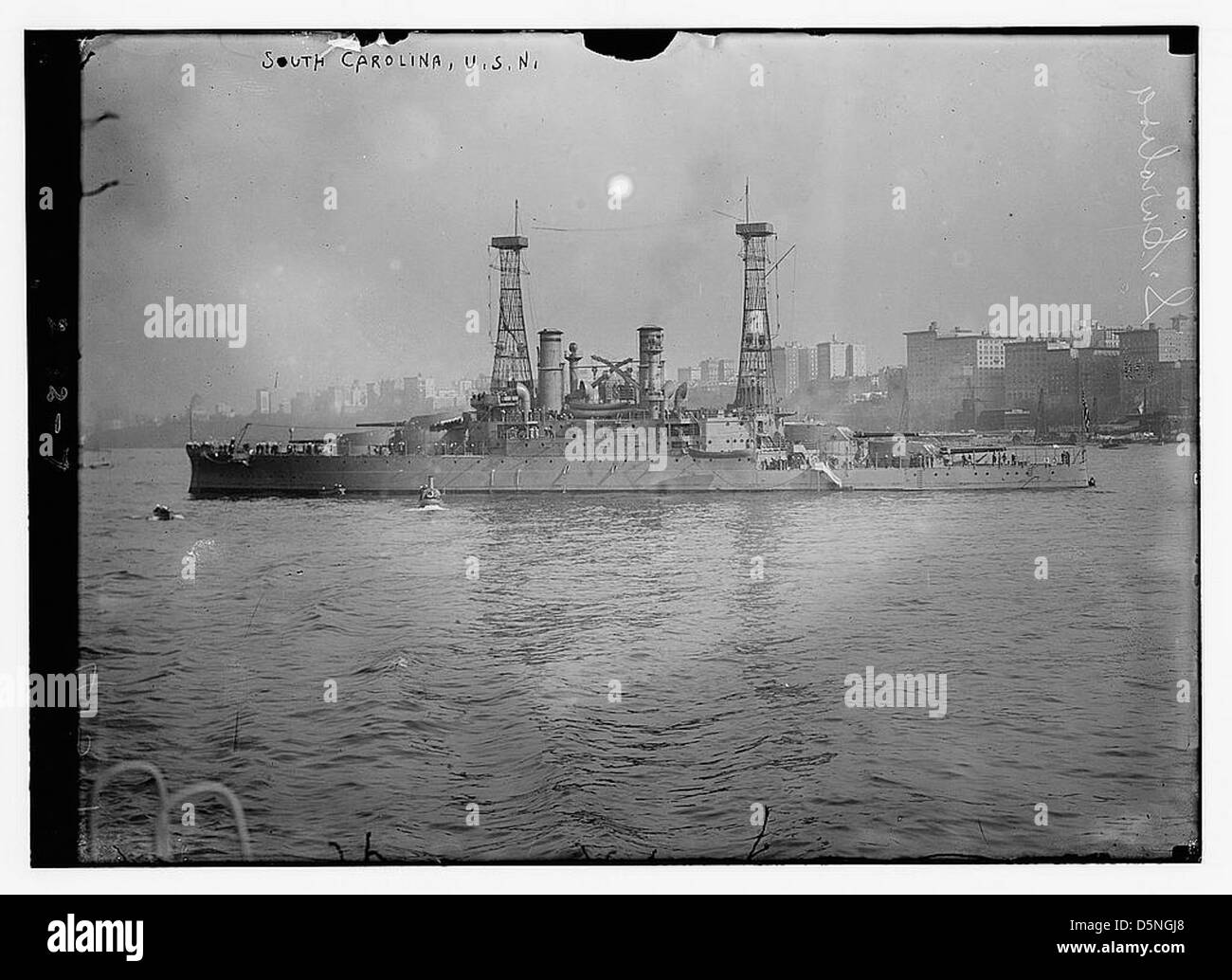 Dieses Bild zeigt das Schlachtschiff USS South Carolina (BB-26), Teil der United States Navy, mit seinen markanten Käfigmasten. Das Foto wurde in den 1910er Jahren aufgenommen Stockfoto