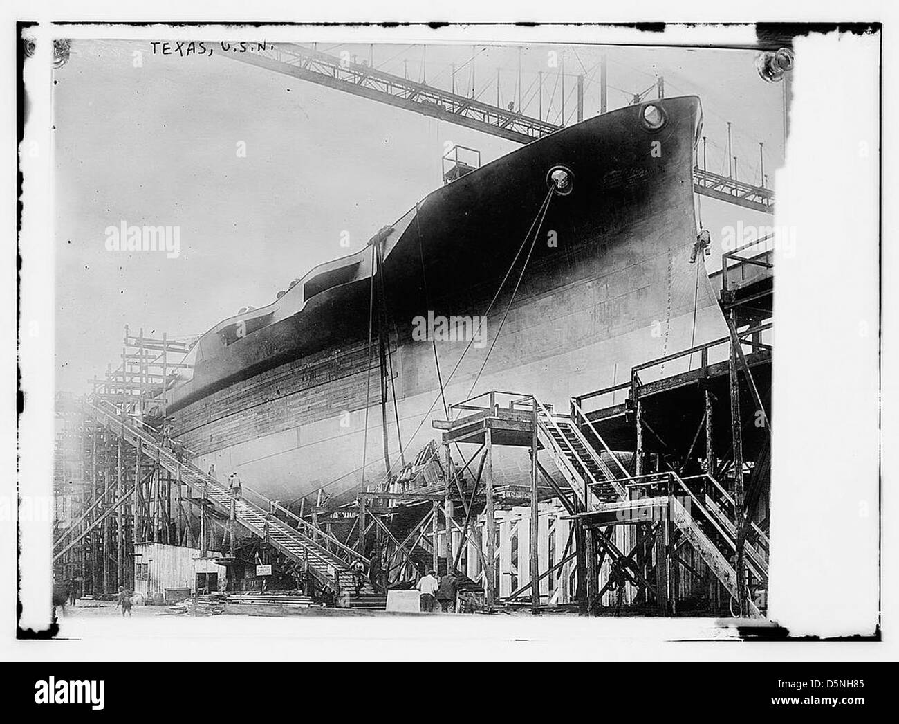 Dieses Foto zeigt das Schlachtschiff USS Texas (BB-35) der US Navy, das bei Newport News Shipbuilding in Virginia gestartet wird. Die USS Texas war ein Dreadnought der New Yorker Klasse und symbolisierte das Wachstum der US-Marinestreitkräfte im frühen 20. Jahrhundert. Stockfoto