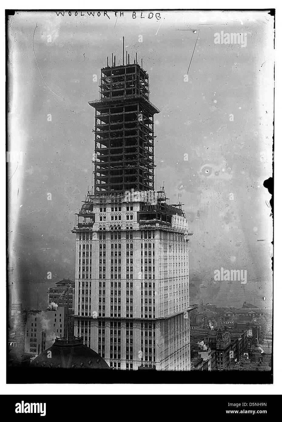 Das Woolworth Building, entworfen vom Architekten Cass Gilbert, ist ein ikonischer Wolkenkratzer in New York City. Es wurde in den 1910er Jahren fertiggestellt und war zu dieser Zeit eines der höchsten Gebäude der Welt. Stockfoto