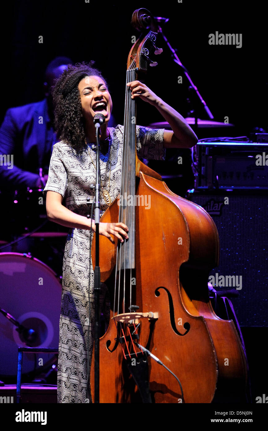 Toronto, Kanada. 5. April 2013. US-amerikanischer jazz-Bassist und Sänger Esperanza Spalding durchführt at Massey Hall während ihr Radio Music Society Tour 2013.  (EXI/N8N/Alamy Live-Nachrichten) Stockfoto