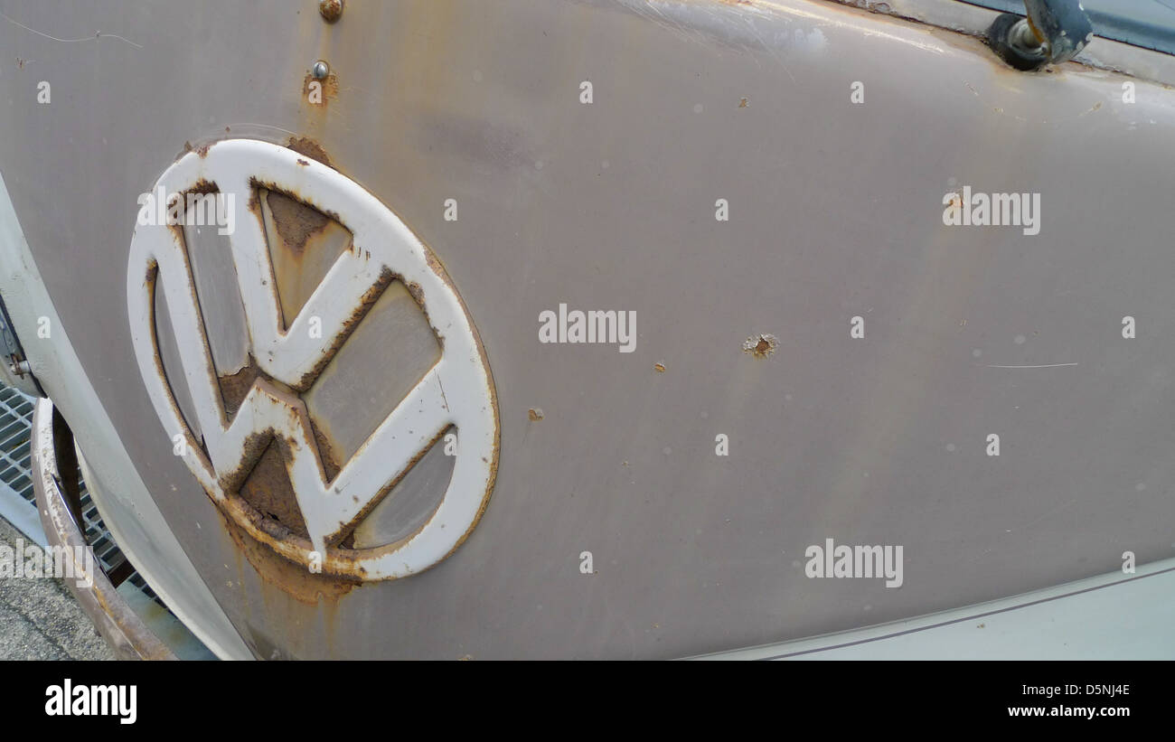 Ein VW-Emblem auf einem alten VW-Bus. Stockfoto