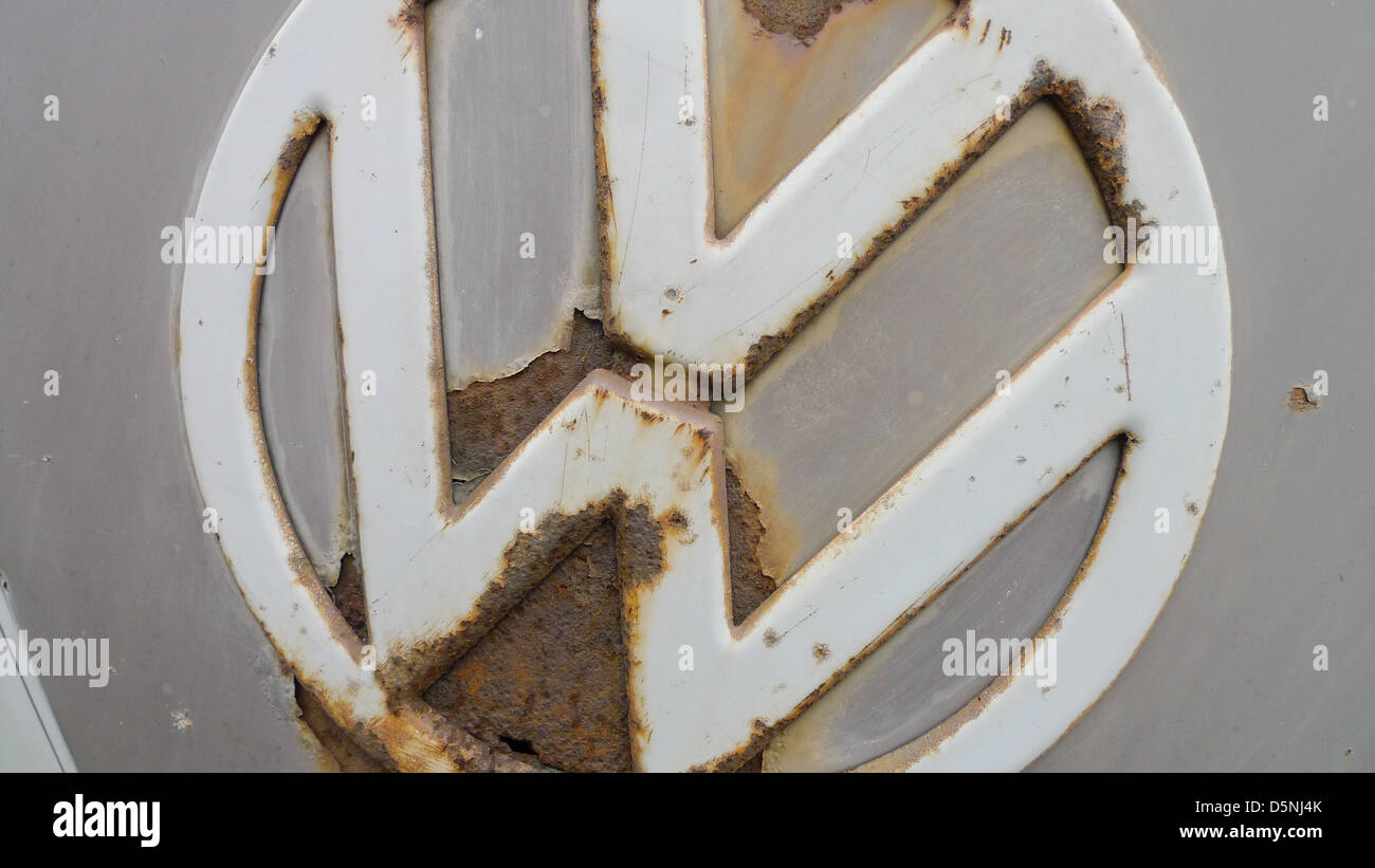 Ein VW-Emblem auf einem alten VW-Bus. Stockfoto