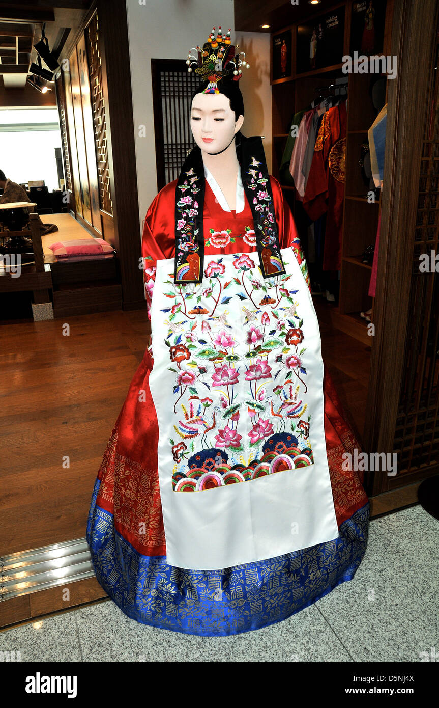 Schaufensterpuppe im Hochzeitskleid Korea traditionelle kulturelle Erfahrung Zentrum internationaler Flughafen Incheon, Südkorea Stockfoto