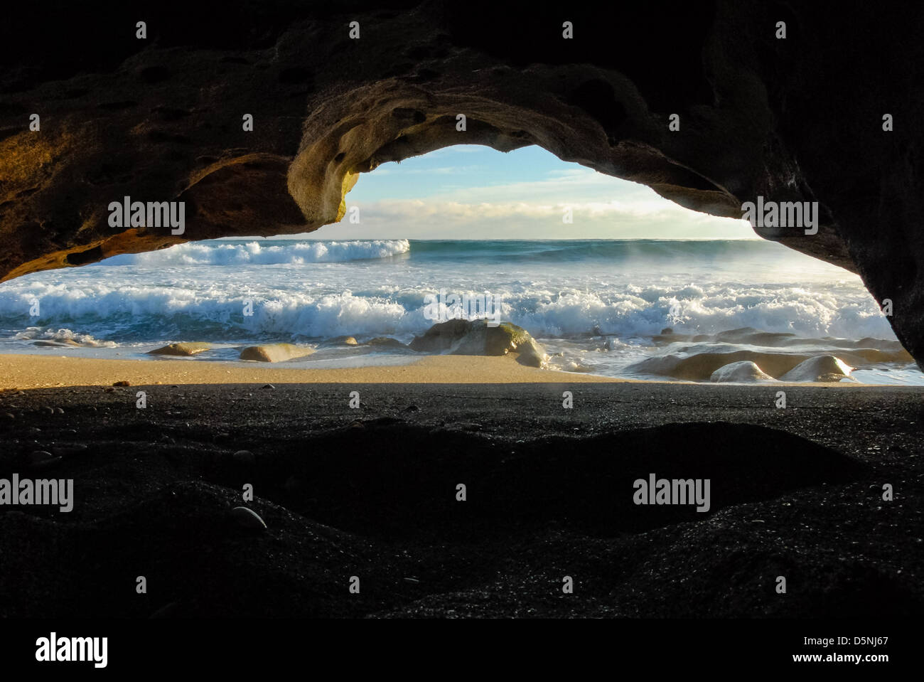 Blick auf den Sonnenaufgang im Atlantischen Ozean von einer Strandhöhle im Blowing Rocks Preserve auf Jupiter Island in Hobe Sound, Florida. (USA) Stockfoto