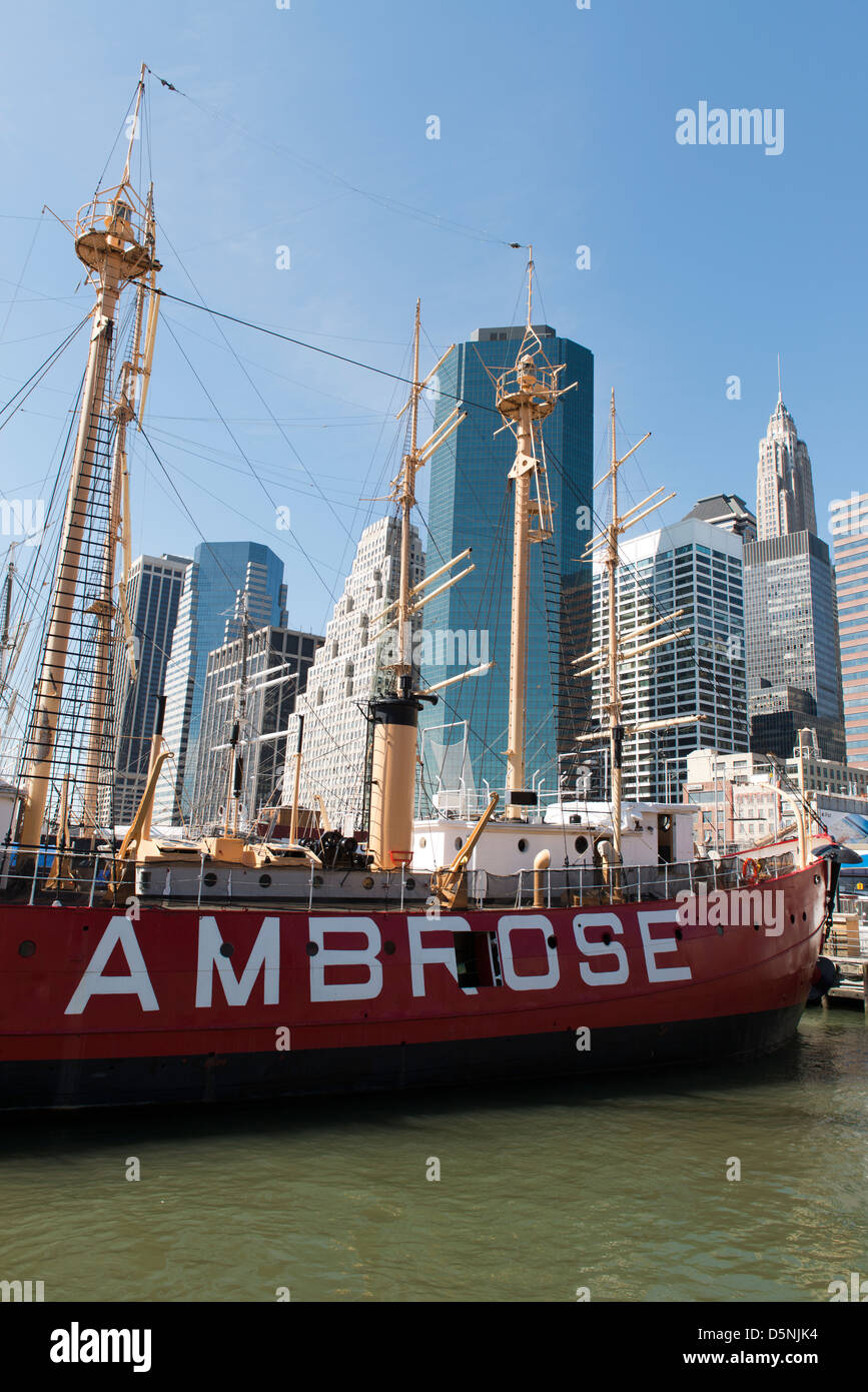 Feuerschiff Ambrose ankert am South Street Seaport Museum war einst als ein Leuchtturm am Eingang zum Hafen von New York. Stockfoto