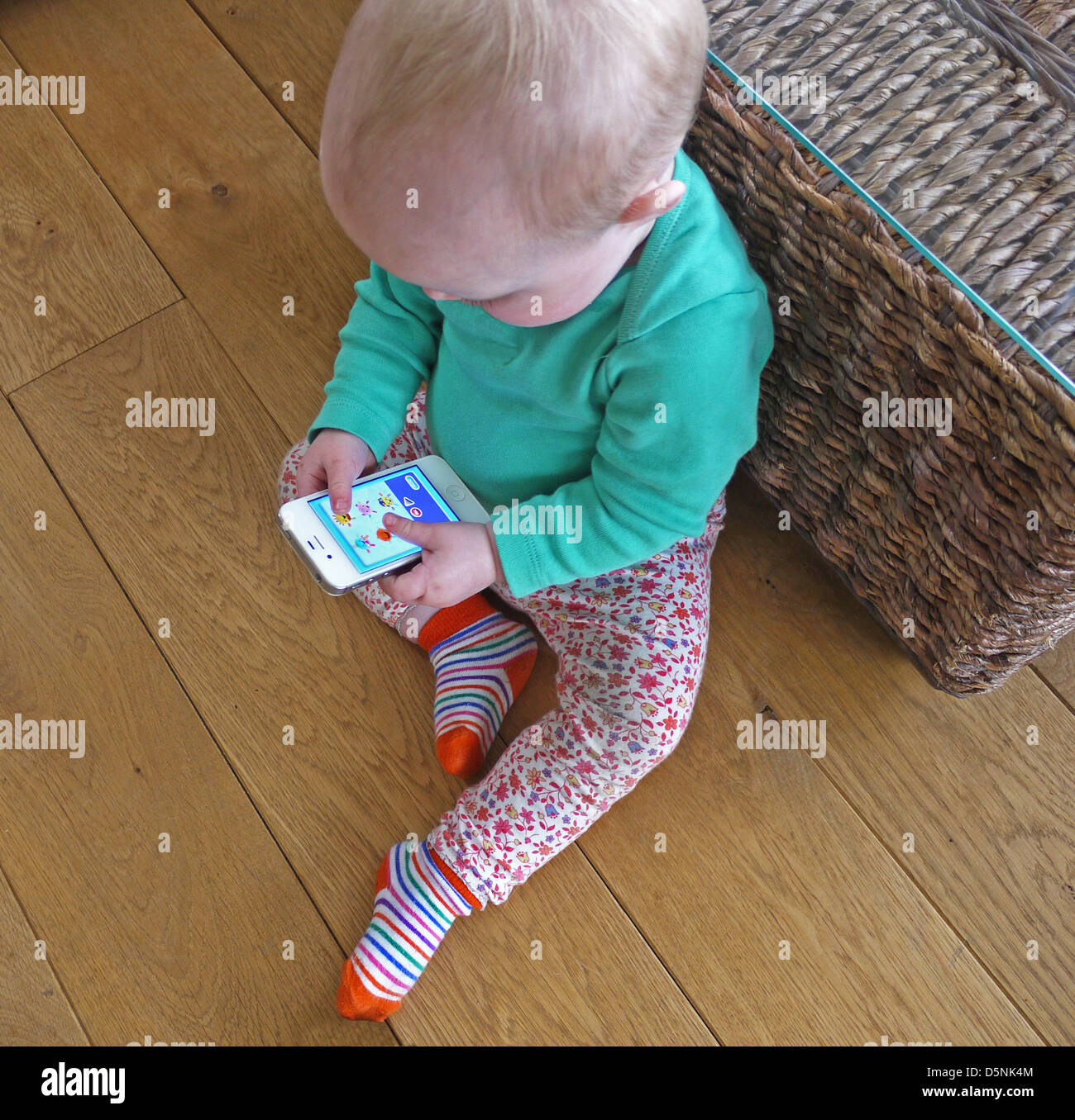 Kleinkind mit einem Apple Mac iPhone Stockfoto