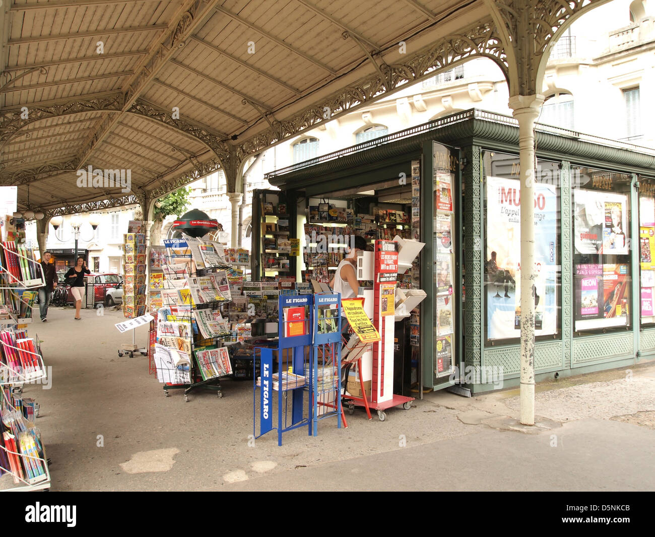 Typische französische Zeitschriftenstand in Vichy, Frankreich. Stockfoto