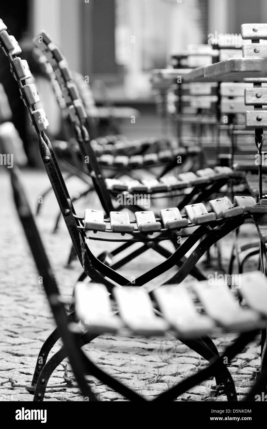 Leere Stühle im Biergarten im Rheingau, Hessen, Deutschland Stockfoto