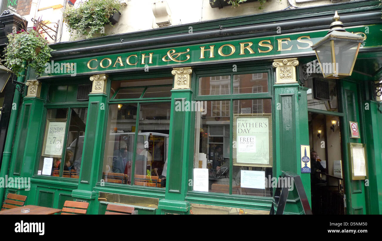 Der Coach & Horses Pub auf Great Marlborough Street in Soho, London, UK. Stockfoto